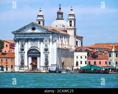 Di fronte alla famosa cattedrale di Maria de Rosario A Venezia Foto Stock