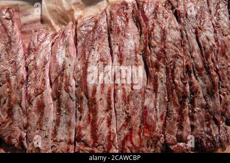 Tradizionale bistecca alla griglia a fette di manzo da vicino Bavette pronta a mangiare, Foto Stock