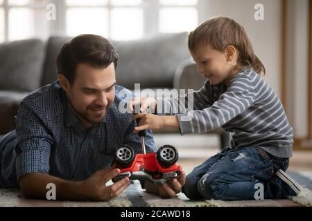 Buona macchina per la riparazione in famiglia, godendo il tempo di gioco insieme a casa. Foto Stock