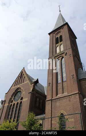 La chiesa cattolica romana di San Martino e San Bonifacio nella città di Dokkum a Friesland, Paesi Bassi Foto Stock