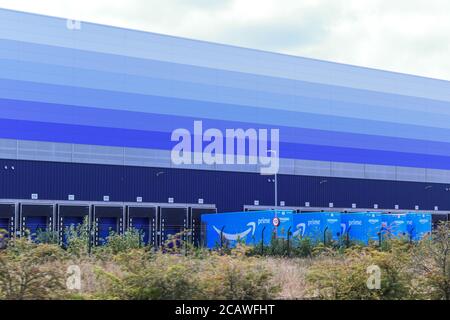 9 agosto 2020 Milton Keynes/ UK - Logo Amazon prime all'esterno dell'edificio del centro di distribuzione Foto Stock