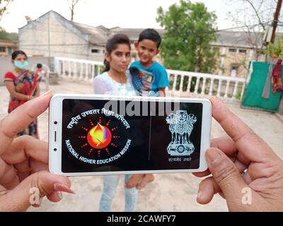 Distretto Katni, Madhya Pradesh, India - 23 maggio 2020: Programma nazionale di governo della missione di istruzione superiore visualizzato sullo schermo del telefono intelligente da holdi mano Foto Stock