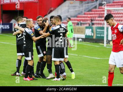 I compagni di squadra corrono a JAMES AKINTUNDE (Derry City FC) celebrando il suo obiettivo durante la partita della Airtricity League di lunedì sera tra gli Athleti di San Patrizio Foto Stock