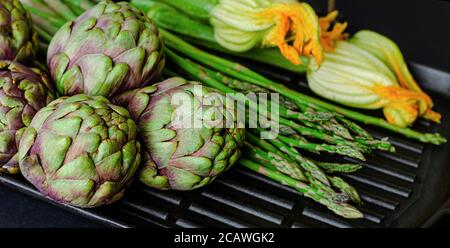 Verdure crude detox verdi sulla pentola del grill. Concetto dietetico Foto Stock