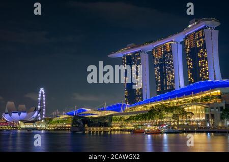 Singapore - 09 Novembre 2020: Lo skyline iconico di Singapore, con il Sands Resort, il Museo ArtScience, il quartiere Centrale degli Affari. Foto Stock