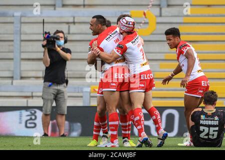 Lachlan Coote (1) di St Helens celebra la sua prova con i compagni di squadra Foto Stock