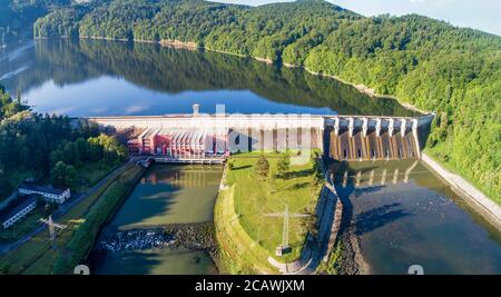 Diga di Roznow, lago e centrale idroelettrica sul fiume Dunajec in Polonia. Panorama aereo. Mattina presto in primavera Foto Stock