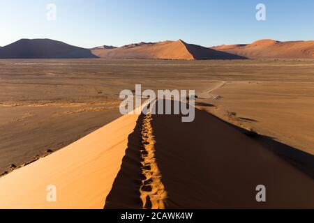 Vista dalla duna 45 nel deserto del Namib, Sossusvlei, nel Parco Nazionale Namib-Naukluft della Namibia Foto Stock