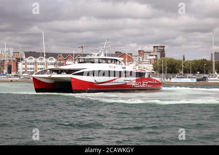 Servizio di traghetto ad alta velocità Red Jet 6, Solent Crossing per l'isola di Wight lasciando Town Quay, Southampton, Inghilterra, Regno Unito, agosto 2020 Foto Stock