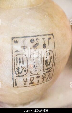 Egitto, Cairo, alabastro di Tutankhamon, dalla sua tomba a Luxor, dettaglio di vaso: I cartigli di Amenofi III e Tiyi. Foto Stock