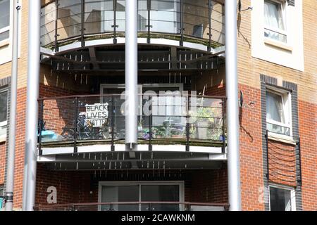 Il banner Black Lives Matter è appeso all'esterno di un balcone all'angolo tra Briton Street e High Street, Southampton, Inghilterra, Regno Unito, agosto 2020 Foto Stock