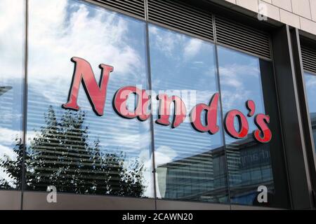 Ristorante di pollo Nandos, Guildhall, sopra Bar Street, Southampton, Inghilterra, Regno Unito, agosto 2020 Foto Stock