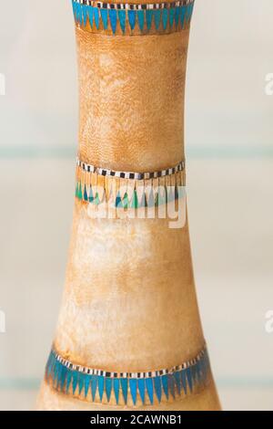Egitto, Cairo, Tutankhamon alabastro, dalla sua tomba a Luxor: Dettaglio di un vaso dal collo lungo, con ornamento di ghirlande. Foto Stock