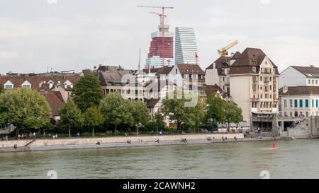 Vista sul quartiere di Basilea con edifici antichi e moderni Foto Stock