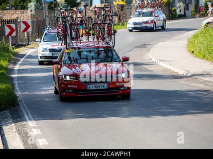 Cracovia, Polonia - 4 agosto 2018: Veicolo a squadre sul percorso della gara ciclistica Tour de Poologne. TDP fa parte del prestigioso UCI World Tour. Skoda del Team di Cofidis Foto Stock