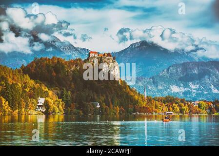 Castello di Bled costruito sulla cima di una scogliera che si affaccia sul lago di Bled, situato a Bled, Slovenia. Foto Stock