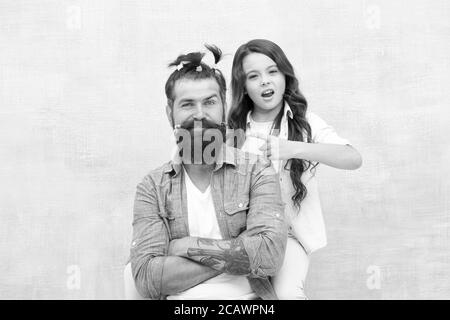 Mi rende felice. Figlia che crea i capelli dei padri. Bel padre con bambina. Buon padre e figlia. La bambina ama il suo papà. Buon giorno dei padri. Famiglia. Giorno dei padri con la figlia a casa. Foto Stock