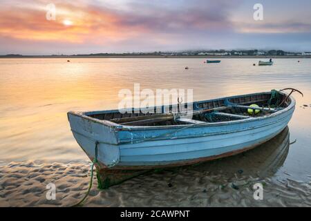 Appletore, North Devon, Inghilterra. Domenica 9 agosto 2020. Regno Unito Meteo. Dopo una notte estiva più fresca, all'alba la nebbia torna indietro mentre il sole sorge su una marea in arrivo sull'estuario del fiume Torridge ad Appletore, nel Devon settentrionale. Credit: Terry Mathews/Alamy Live News Foto Stock