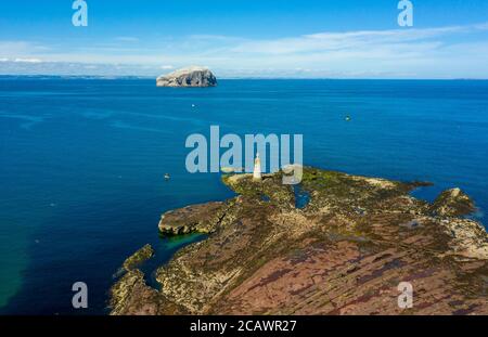 Una vista del Bass Rock dalla barca di St. Baldred, una mezzaluna di rocce fuori da Seacliff Beach che è segnato con grande croce, East Lothian, Scozia. Foto Stock