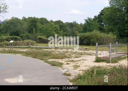 Mehrgenerationenplatz im Spektepark: Geräten, die den Bewegungsapparat altersgerecht und gergisch korrekt trainieren sollen. Foto Stock