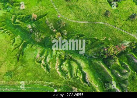 Verdi colline e burroni visti dall'alto, naturale estate sfondo stagionale dal drone Foto Stock