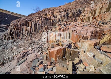 I tubi dell'organo, una serie distintiva di pilastri di dolerite che sono stati esposti per erosione e possono essere visti nella piccola gola sul lato sinistro Foto Stock