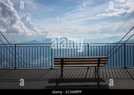 Panca vuota sulla stazione della funivia Seceda di fronte alla Val Gardena, Dolomiti, Trentino Alto Adige, Italia Foto Stock