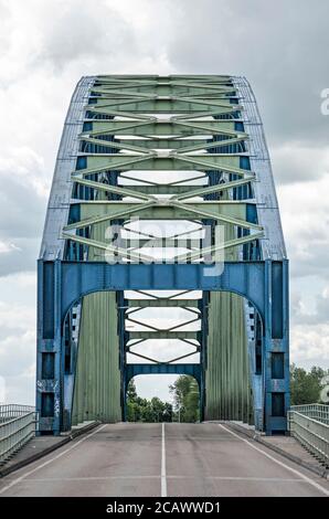 Zwolle, Paesi Bassi, 21 luglio 2020: Vista intermedia dello storico ponte IJssel, completato nel 1930 visto da ovest Foto Stock