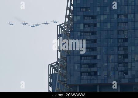 Singapore. 9 agosto 2020. Gli aeromobili volano in formazione durante le celebrazioni del giorno nazionale a Singapore, 9 agosto 2020. Singapore ha celebrato la sua 55° Giornata Nazionale di Domenica. Credit: Allora Chih Wey/Xinhua/Alamy Live News Foto Stock