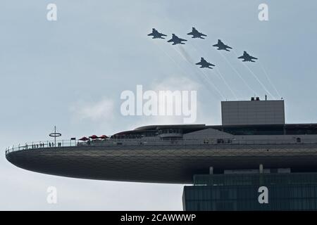 Singapore. 9 agosto 2020. Gli aeromobili volano in formazione durante le celebrazioni del giorno nazionale a Singapore, 9 agosto 2020. Singapore ha celebrato la sua 55° Giornata Nazionale di Domenica. Credit: Allora Chih Wey/Xinhua/Alamy Live News Foto Stock