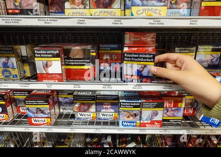 Il consumatore acquista sigarette in un negozio Foto Stock