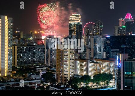 Singapore. 9 agosto 2020. Fuochi d'artificio illuminano il cielo durante le celebrazioni del giorno nazionale che si sono tenute a Singapore il 9 agosto 2020. Domenica Singapore ha celebrato il 55° anniversario dell'indipendenza. Credit: Allora Chih Wey/Xinhua/Alamy Live News Foto Stock