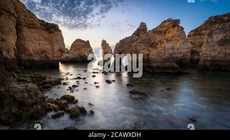 Paesaggio con le rocce di Ponta da Piedade all'alba vicino Lagos e Luz ad Algarve, Portogallo Foto Stock