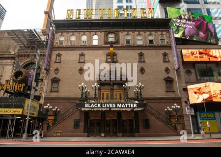 08 agosto 2020: Una vista generale del New Victory Theatre che presenta un messaggio Black Lives Matter sul fronte del marciaconto mentre il teatro si trova scuro su Broadway a Manhattan, New York. Credito obbligatorio: Kostas Lymperopoulos/CSM Foto Stock