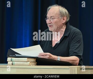 Neuhardenberg, Germania. 07 agosto 2020. Klaus Maria Brandauer, attore e regista austriaco, scatta fotografie durante una prova di lettura prima della sua esibizione sul palco dello Stiftung Schloss Neuhardenberg. Credit: Patrick Pleul/dpa-Zentralbild/ZB/dpa/Alamy Live News Foto Stock