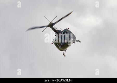 Bell UH-1H Iroquois 560 (G-HUEY) esibendosi all'Airshow di Shuttleworth Drive-in Domenica 2 agosto 2020 Foto Stock