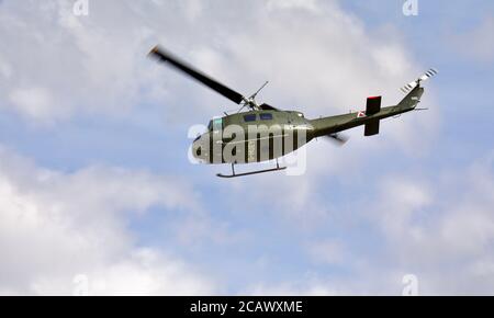 Bell UH-1H Iroquois 560 (G-HUEY) esibendosi all'Airshow di Shuttleworth Drive-in Domenica 2 agosto 2020 Foto Stock