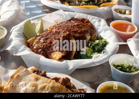 Primo piano di messa a fuoco selettiva di delizioso Tacos Tlaquepaque con diversi salse su un tavolo Foto Stock