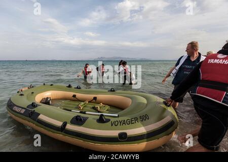 Rifugiati che arrivano sulle rive dell'isola di Kos, Kos in Grecia Foto Stock