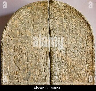 Egitto, Cairo, Museo Egizio, stele in due frammenti, Amenophis III offre fiori e vasi Nu (vino) ad Amun. Foto Stock