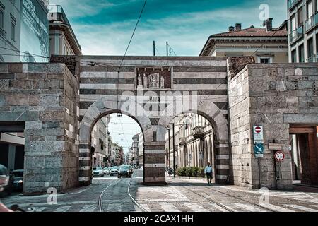 Milano, Italia 08.08.2020: Archi dell'antica porta Nuova in via Alessandro Manzoni. Porta Nuova è una delle due porte medievali di Milano che ancora oggi Foto Stock