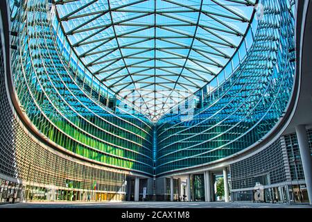 Milano, Italia 08.08.2020: Futuristica e moderna Piazza Città di Lombardia, Piazza Lombardia sotto Palazzo Lombardia, Palazzo Lombardia è la sede principale Foto Stock