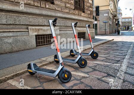 Milano, Italia 08.08.2020: Parcheggio scooter elettrici nel centro di Milano Foto Stock