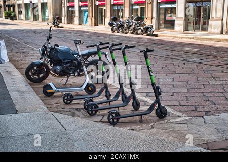 Milano, Italia 08.08.2020: Parcheggio scooter elettrici nel centro di Milano Foto Stock