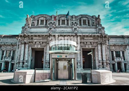 Milano, Italia 08.08.2020: Edificio monumentale della Stazione Centrale, Stazione Centrale di Milano. È la più grande stazione ferroviaria in Europa Foto Stock