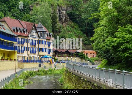 Hrensko, Repubblica Ceca. 10 Giugno 2020. Hotel e case residenziali sul fiume Kamenice (Kamnitz) a Herrnskretschen. Il villaggio è anche chiamato la porta della Svizzera boema, la parte ceca della Svizzera sassone. La bassa catena montuosa, costituita principalmente da arenaria, si estende per circa 700 kmq su entrambi i lati del confine di stato sulle altipiani dell'Elba. Credit: Soeren Stache/dpa-Zentralbild/ZB/dpa/Alamy Live News Foto Stock