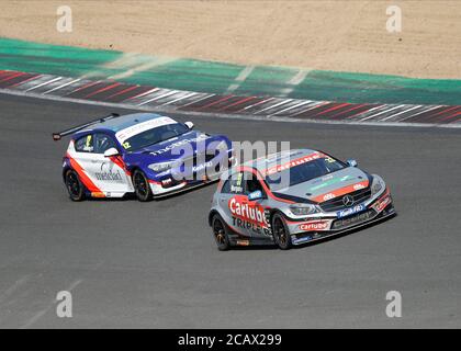 West Kingsdown, Kent, Regno Unito. 09 agosto 2020. Kwik Fit British Touring Car Championship, Race Day; Adam Morgan nel suo tripler Carlube Racing Cataclean Mac Tools Mercedes-Benz A-Class guida Stephen Jelley nel suo Team Parker Racing BMW 125i M Sport durante il round 5 Credit: Action Plus Sports Images/Alamy Live News Foto Stock