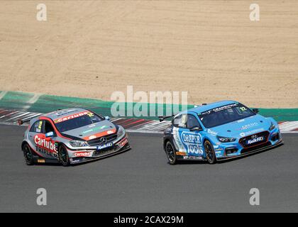 West Kingsdown, Kent, Regno Unito. 09 agosto 2020. Kwik Fit British Touring Car Championship, Race Day; Chris Smiley nel suo Excelr8 Motorsport Hyundai i30N guida Jack Butel nel suo tripler Racing con Mac Tools Mercedes-Benz A-Class durante il round 5 Credit: Action Plus Sports Images/Alamy Live News Foto Stock