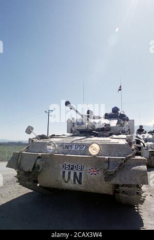 30 marzo 1994 durante la guerra in Bosnia: L'esercito britannico FV107 scimitars del Regiment Dragoni leggeri parcheggiati appena ad est della base britannica a Bila, vicino Vitez. Foto Stock