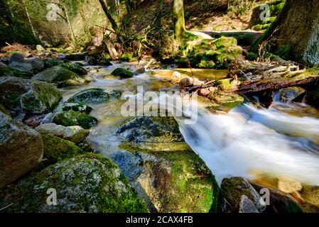 Paesaggio di montagna cascata Castello rovine di tutti i Santi Cascate Foto Stock